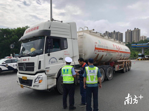 中山交警發(fā)布通告 明年九個(gè)特定時(shí)段，高速公路將全面禁止危險(xiǎn)貨物運(yùn)輸車輛通行